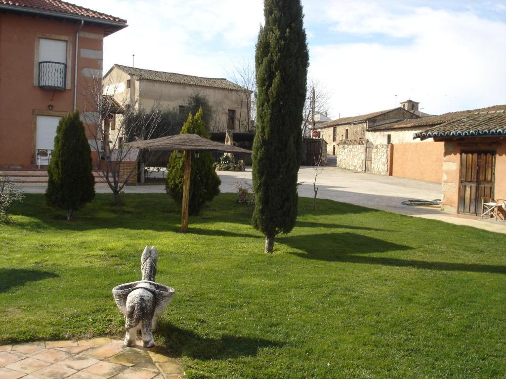 Posada Tresmentiras Aldeanueva del Camino Bagian luar foto